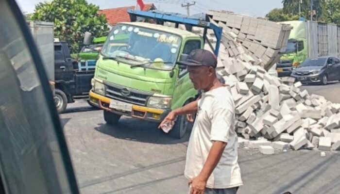 Truk Pengangkut Bata Hebel Nyaris Terguling di Jatisari, Muatan Berhamburan ke Jalan