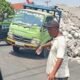 Truk Pengangkut Bata Hebel Nyaris Terguling di Jatisari, Muatan Berhamburan ke Jalan