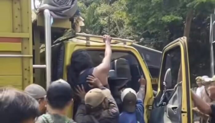 Kecelakaan Truk Terjadi di Depan Kompi Brimob Cibungur, Sopir Terjepit di Kabin