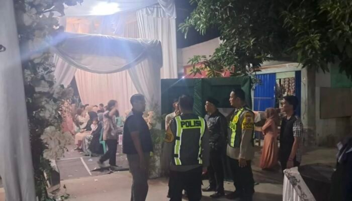 Tenda Hajatan Tutup Akses Jalan di Plawad Karawang, Polisi Turun Tangan