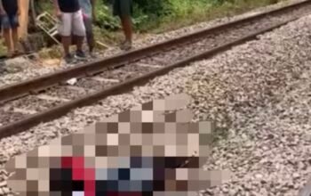 Tragis! Pasutri Tewas Tertabrak Kereta di Perlintasan Warung Bambu Klari