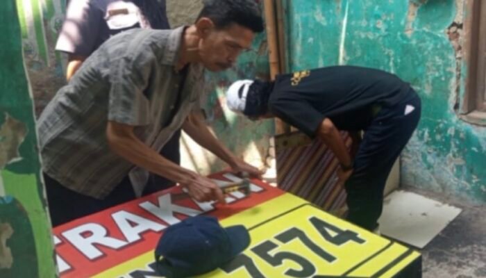 Viral Dijadikan Tempat Asusila, Kontrakan Kosong di Cikampek Utara Didatangi Aparat Desa dan Linmas