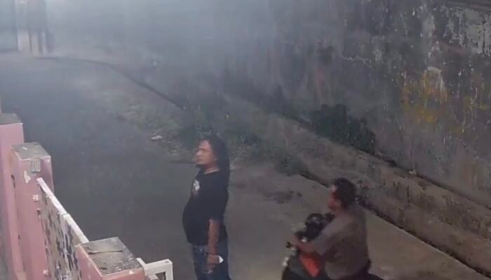 Terekam CCTV, Sekelompok Orang Diduga Teror Rumah Warga di Cikampek Karawang