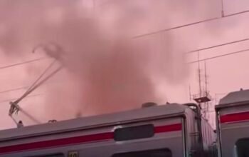 KRL Jakarta Kota-Bogor Mengeluarkan Asap, KAI Ungkap Gangguan pada Pantograf